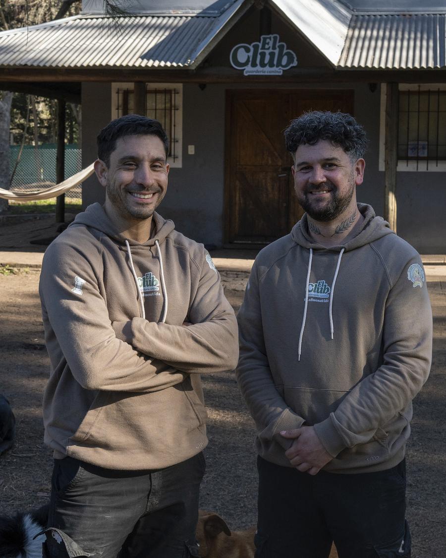 El equipo de El Club sonriendo frente a la casa